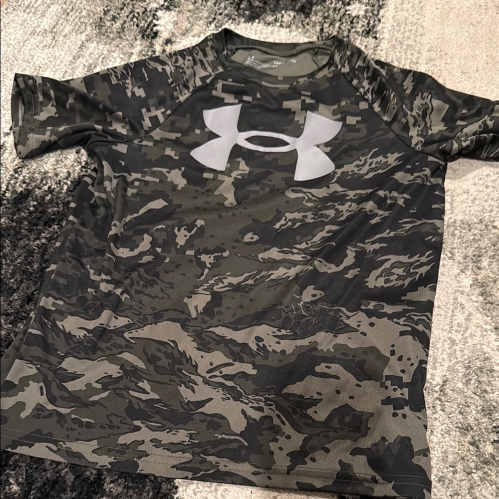 Under Armour Black and Gray Short Sleeve Tees